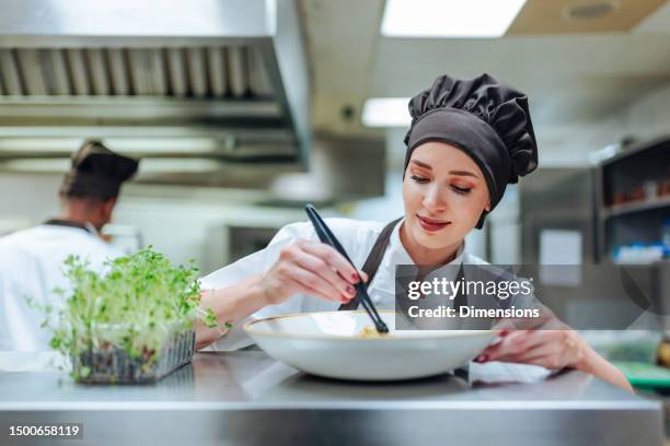 junge frau, arbeiten, als, koch, dekorieren, teller - kochen nahaufnahme stock-fotos und bilder