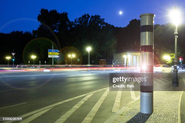 speed camera near a large road at blue hour - lasergun stockfoto's en -beelden