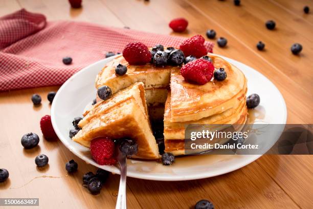 fluffy pancakes with blueberries and raspberries - hotcakes - raspberry foto e immagini stock