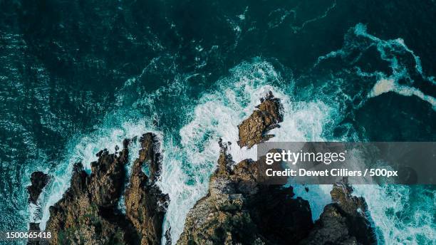 top view of rocky structure with ocean waves,south africa - rocky coastline - fotografias e filmes do acervo