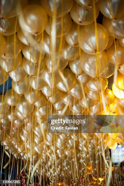 new years balloons - ballon de baudruche doré photos et images de collection