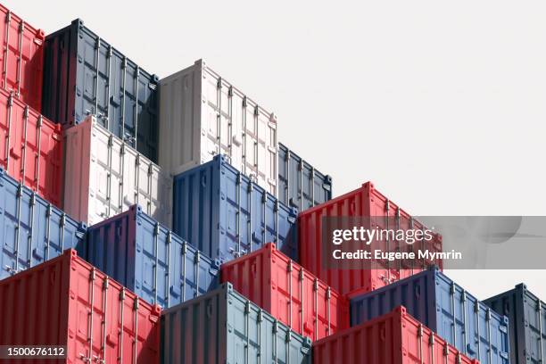 3d abstract composition of shipping containers on top of each other - vrachtcontainer stockfoto's en -beelden