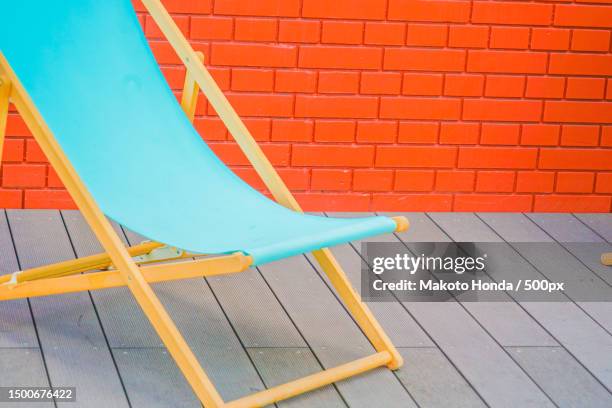 light blue beach chair - folding chair stock-fotos und bilder