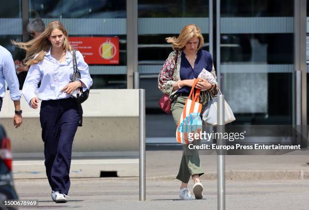 Irene Urdangarin accompanied by her mother, Infanta Cristina, arrives at Geneva airport to celebrate her graduation on June 15 in Geneva .