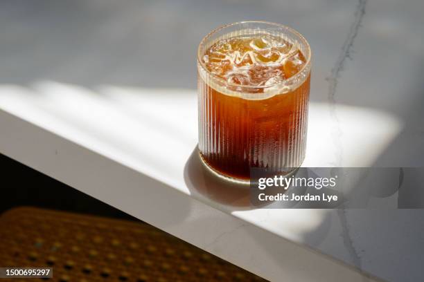 cold brew black coffee with ice - americano photos et images de collection