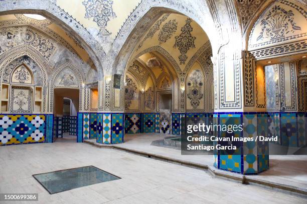 plasterworks and paintings in sultan amir ahmad bathhouse also known as bathhouse in kashan qasemi, iran - turks bad stockfoto's en -beelden