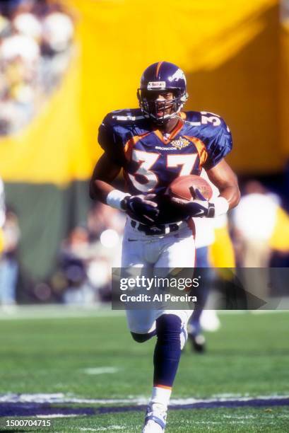 Running Back Anthony Lynn of the Denver Broncos warms up before the Super Bowl XXXII game between the Green Bay Packers v the Denver Broncos on...