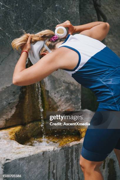 trail runner pours water over head - ma an hot stock pictures, royalty-free photos & images