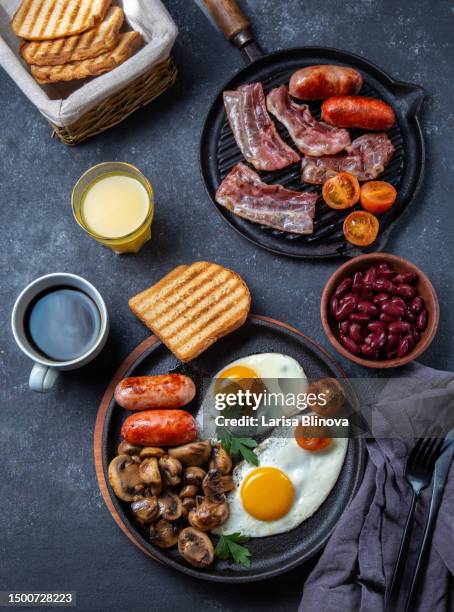 english breakfast - fried egg, beans, tomatoes, mushrooms, bacon and toast. top view - roasted chile stock pictures, royalty-free photos & images