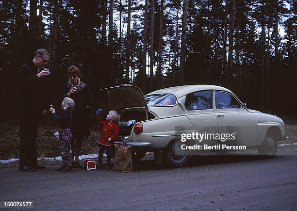 family taking break during car journey - 1968 stock pictures, royalty-free photos & images