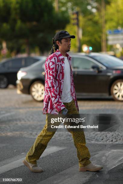 Guest wears a black cap from Palace, a black with yellow print pattern silk scarf as a headband, a white t-shirt, a white / blue / red checkered...