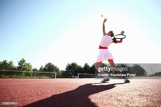 girl playing tennis - serving sport stock-fotos und bilder