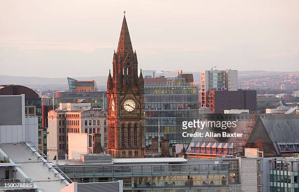 skyline of deansgate at dusk - manchester town hall stockfoto's en -beelden