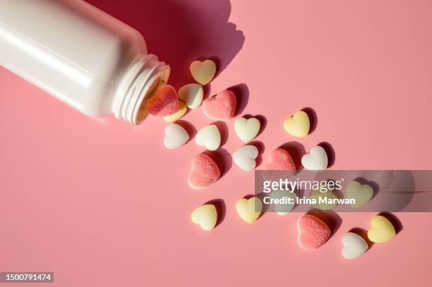 lovesick love hurts - heart pill stock-fotos und bilder