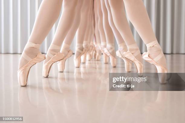 groupe de jambes dans une chaussure de ballet sur la pointe des pieds - danse-classique photos et images de collection
