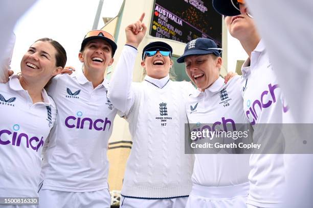 Tammy Beaumont, Kate Cross, Sophie Ecclestone, Heather Knight and Nat Sciver-Brunt of England laugh in the huddle ahead of day two of the LV=...