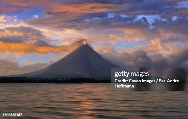mayon volcano near legazpi city - eruption at sunset - naturwunder photos et images de collection