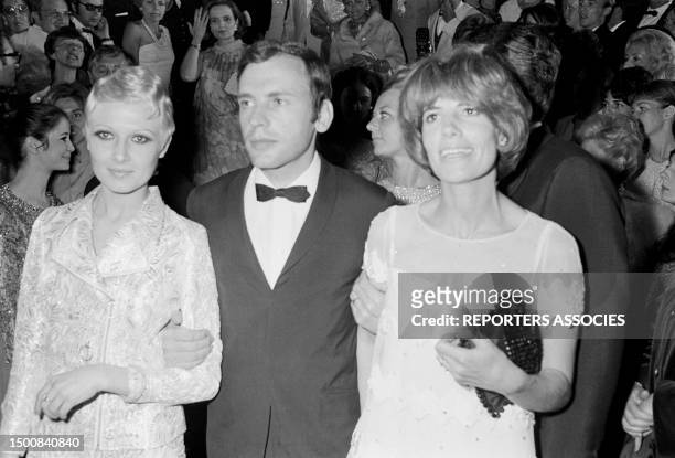 Valérie Lagrange, Nadine et Jean-Louis Trintignant lors d'une soirée pendant le Festival de Cannes le 11 mai 1967, France