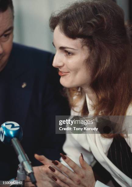 Conférence de presse de Patricia Hearst au moment de sa libération sous caution, le 22 novembre 1976 , à San Francisco.