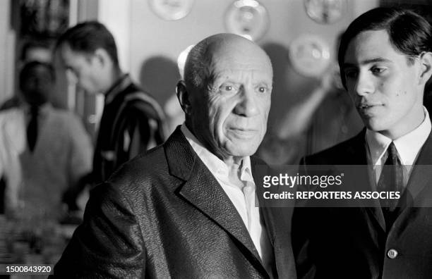Pablo Picasso en compagnie de son fils Claude lors d'une exposition de ses oeuvres à la galerie Madoura à Cannes en juillet 1963, France.