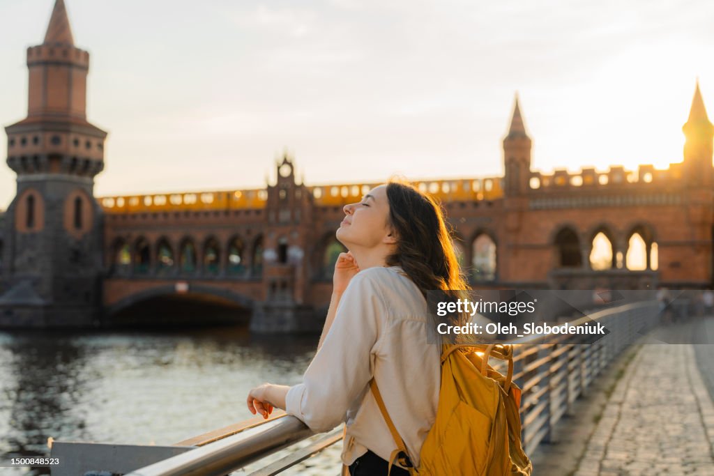 Frau zu Fuß in Berlin bei Sonnenuntergang in der Nähe der Oberbaumbrücke