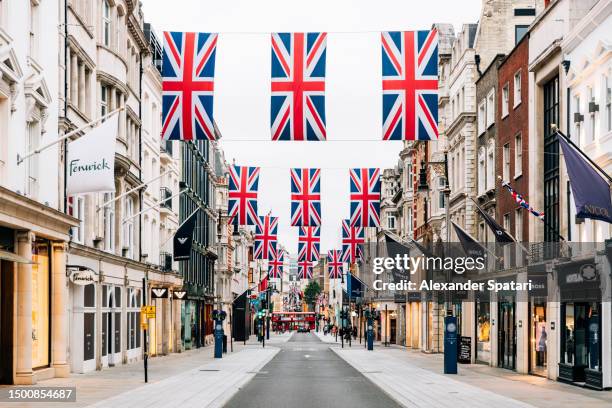 luxury shops on bond street in mayfair district, london, uk - bandeira da grã bretanha imagens e fotografias de stock
