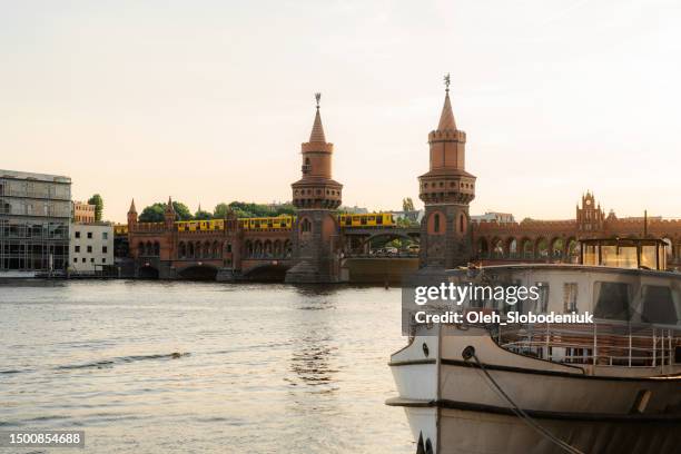 oberbaumbrücke in berlin bei sonnenuntergang - oberbaumbrücke stock-fotos und bilder