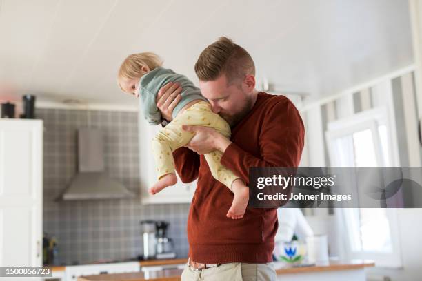 father with toddler with down syndrome - odorat photos et images de collection
