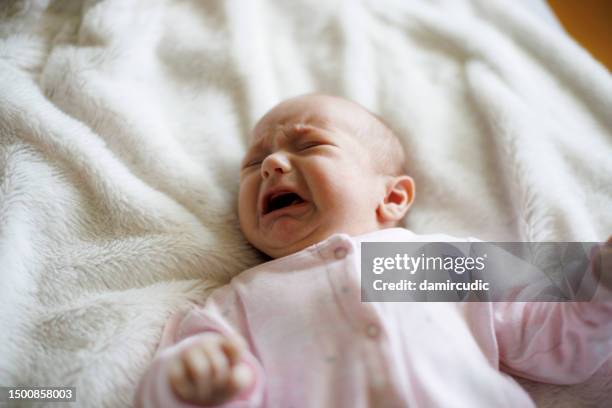 newborn hungry baby girl crying - teardrop stockfoto's en -beelden