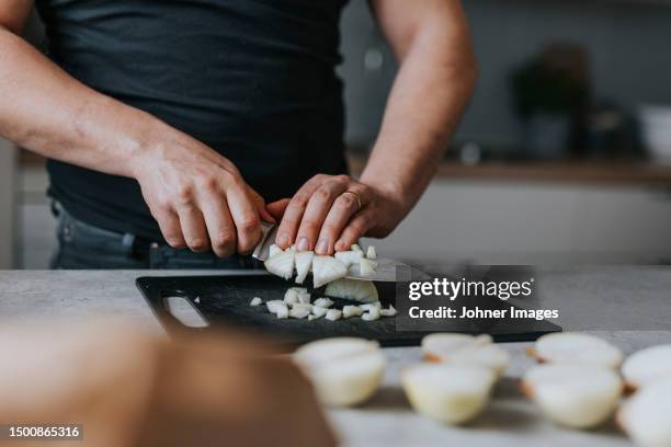 man's hands chopping onions - cortar cebola imagens e fotografias de stock