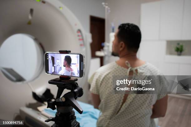 man undergoing a ct scan in a hospital - film screening stockfoto's en -beelden