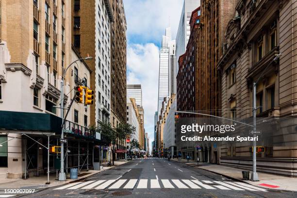 city street in midtown manhattan with one vanderbilt skyscraper on the right, new york, usa - new york avenue fotografías e imágenes de stock