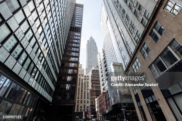 low angle view of skyscrapers in manhattan downtown financial district, new york city, usa - distrito financeiro de manhattan - fotografias e filmes do acervo