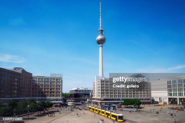 berlin alexanderplatz bei blauem sonnenschein - alexanderplatz stock-fotos und bilder