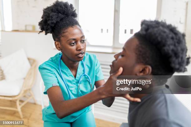 arzt, der zu hause eine medizinische untersuchung eines kranken patienten mit grippe und laufender nase durchführt - nasennebenhöhle stock-fotos und bilder