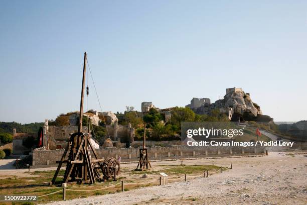 catapult at the citadel also known as the ville morte in les baux de provence, bouches-du-rh?ne, provence, france - zwille stock-fotos und bilder