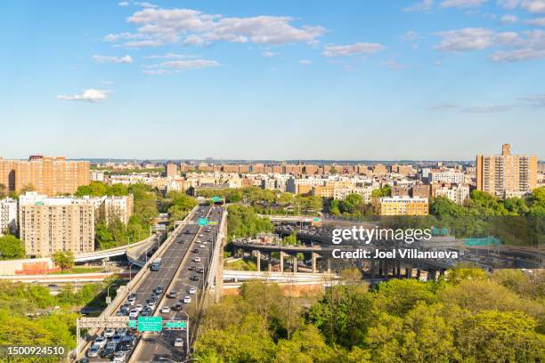 aerial perspective of washington heights, showcasing the splendor of the bronx and its intricate highway network of new york city. - the bronx foto e immagini stock