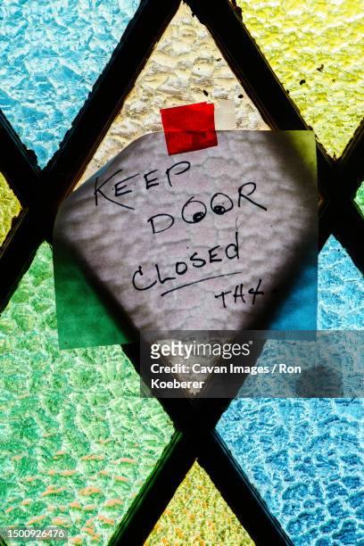 keep door closed sign - koeberer stock pictures, royalty-free photos & images