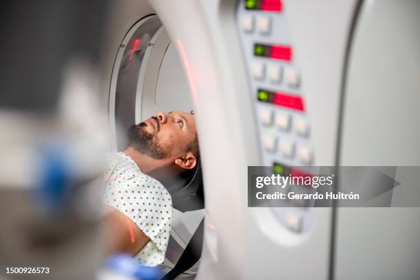 patient man having a tomography - medische technische apparatuur stockfoto's en -beelden