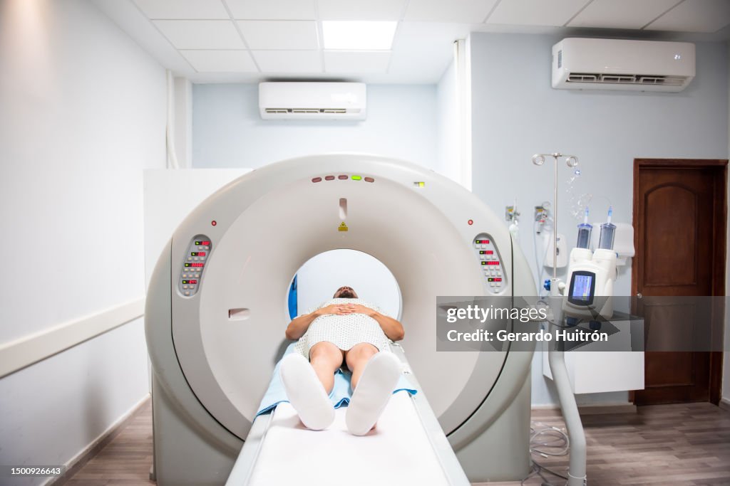Patient, der eine Tomographie hat