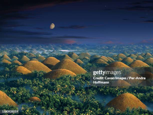 sunrise over the chocolate hills (near carmen) - naturwunder photos et images de collection