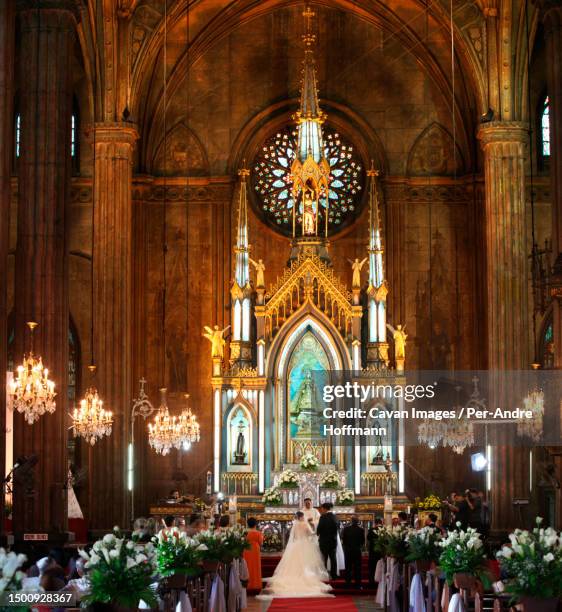 wedding in san sebastian church, manila, philippines - innenaufnahme stock pictures, royalty-free photos & images