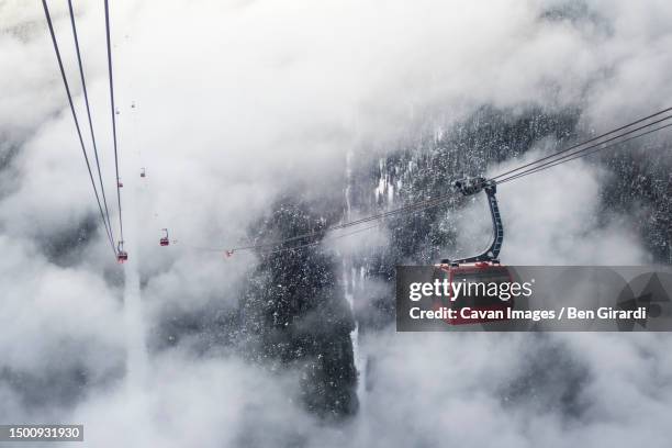 whistler blackcomb peak2peak gondola - whistler-blackcomb-ski-resort stock pictures, royalty-free photos & images