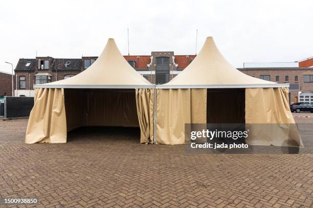 two party tents - pavillon de verdure photos et images de collection