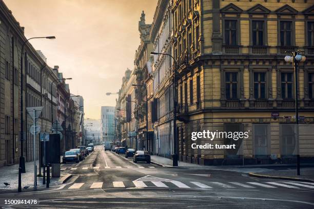 leeren straße in prag - enge stock-fotos und bilder