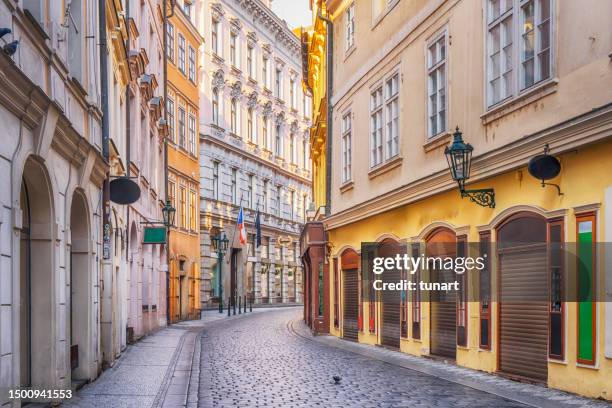 leeren straße in prag - freie straße stock-fotos und bilder