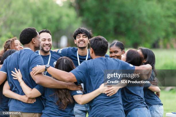 vielfältiges team genießt die gemeinsame zeit - gemeinnützige organisation stock-fotos und bilder
