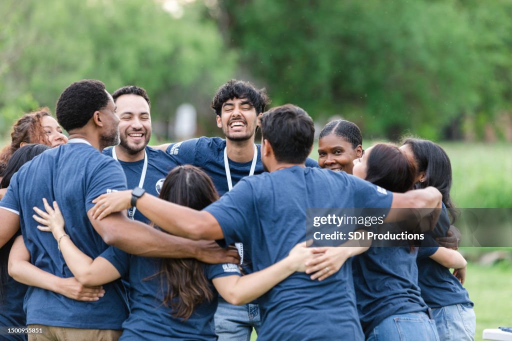 Equipe diversificada aproveita o tempo juntos