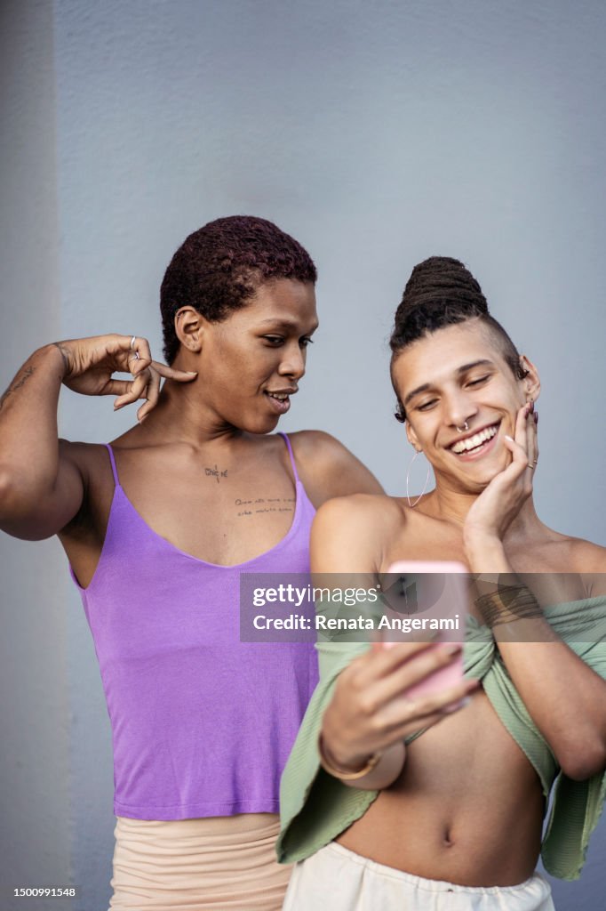 Transgender-Freundinnen, die Selfie machen