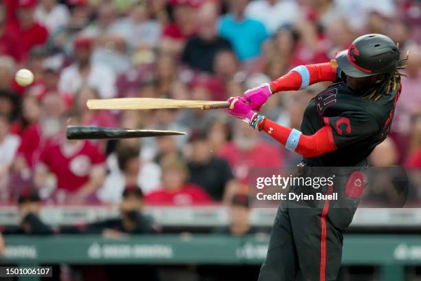 Elly De La Cruz of the Cincinnati Reds breaks his bat hitting a single in the fifth inning against the Atlanta Braves at Great American Ball Park on...